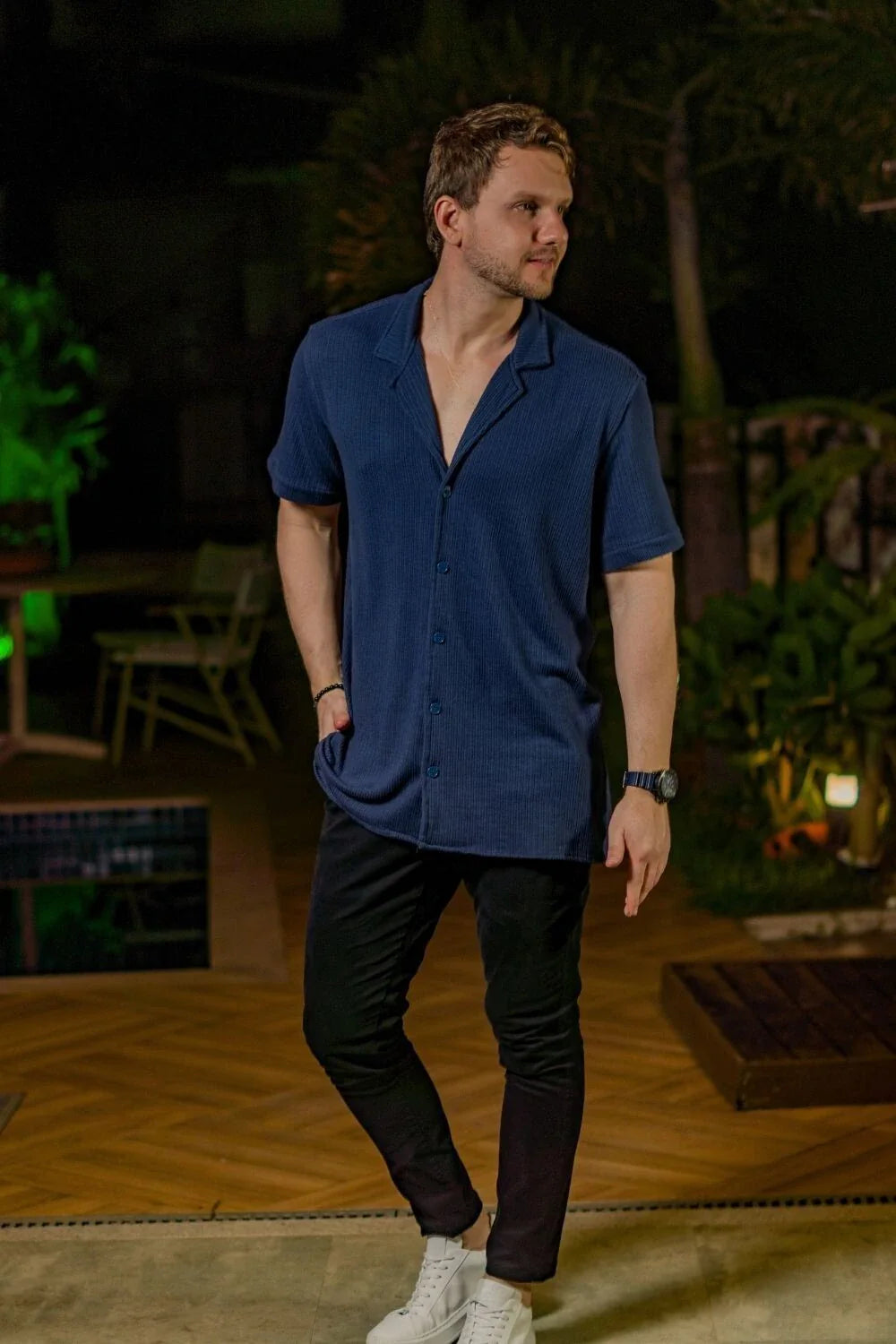 Looks masculinos contemporâneos com calça sarja
