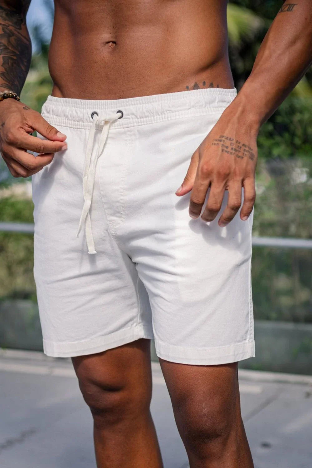 Shorts Sarja: Melhores Looks e combinações