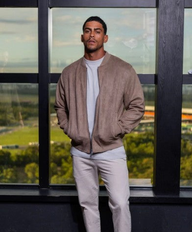 Peças masculinas na cor caqui: como usar e combinar