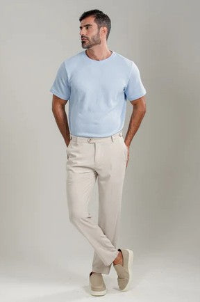 Como montar looks com uma camiseta lisa masculina