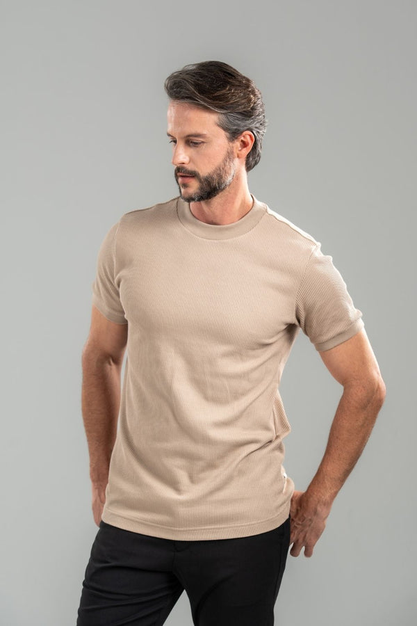 Camiseta Rich Textura Gola Média Marrom Claro - Linha Rich