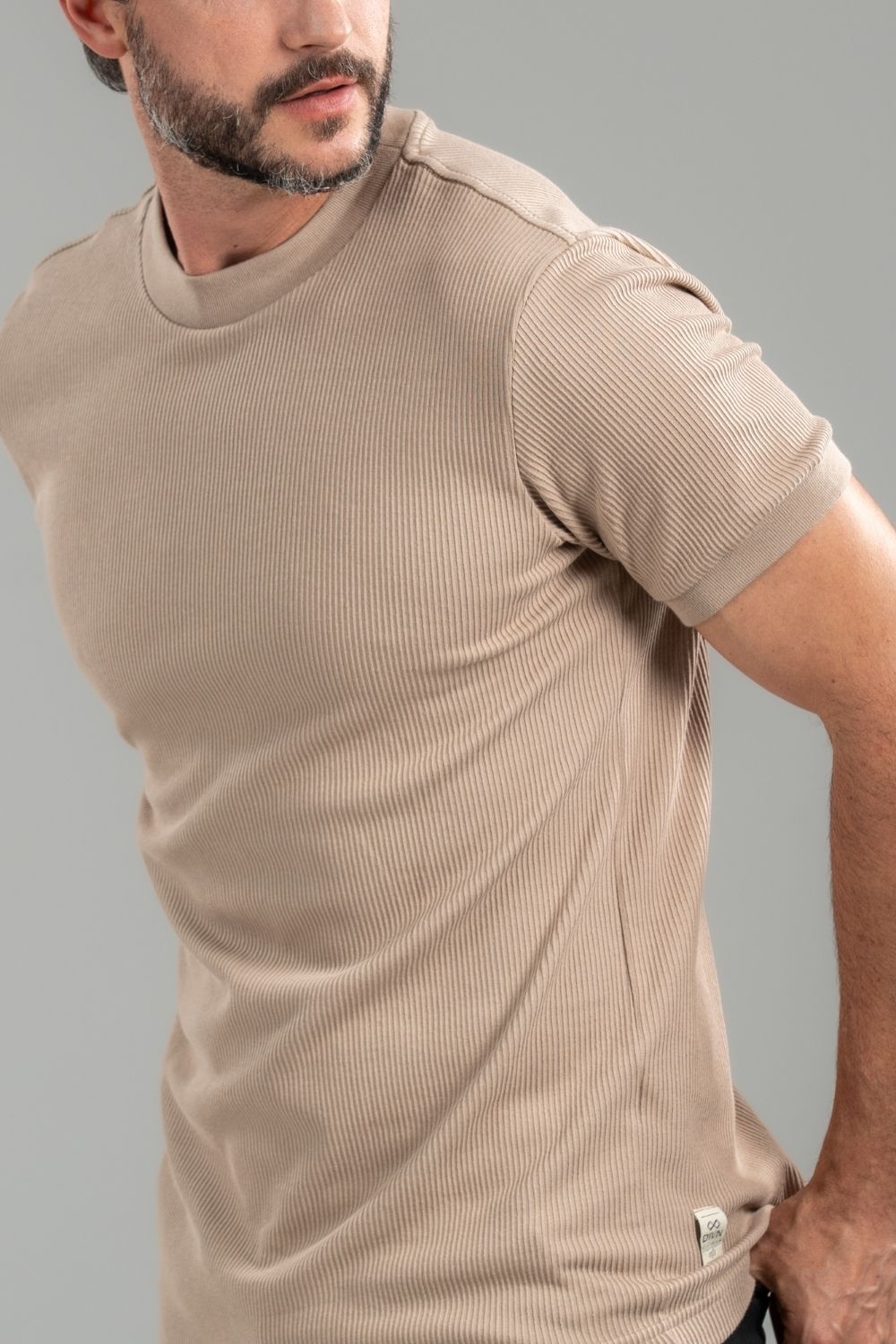 Camiseta Rich Textura Gola Média Marrom Claro - Linha Rich