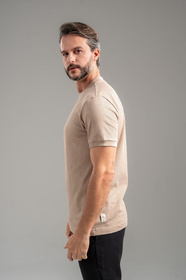 Camiseta Rich Textura Gola Média Marrom Claro - Linha Rich