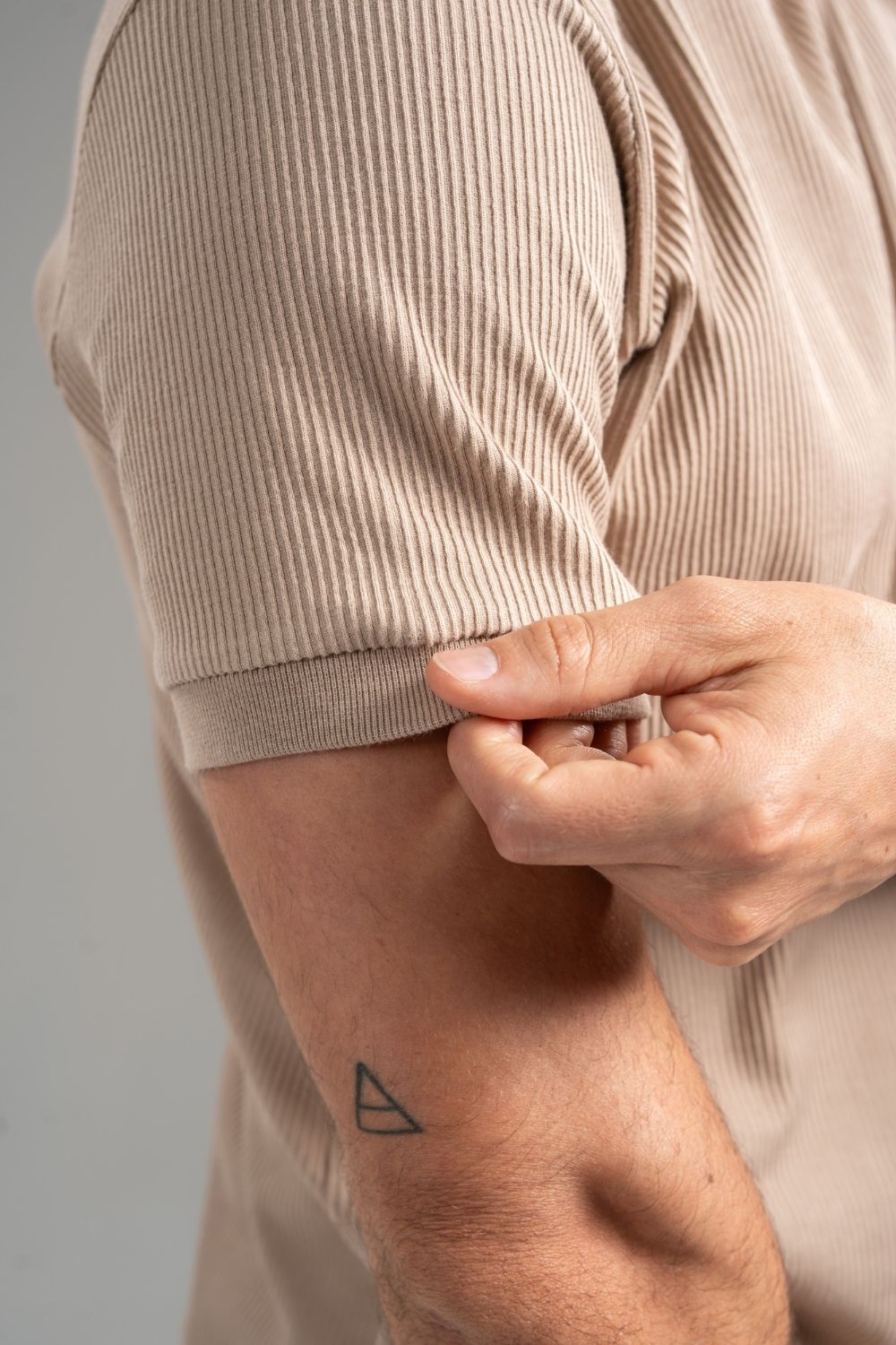 Camiseta Rich Textura Gola Média Marrom Claro - Linha Rich