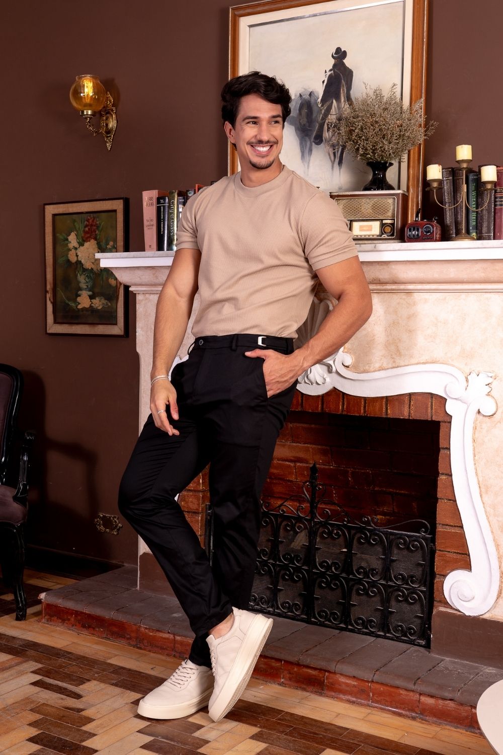 Camiseta Rich Textura Gola Média Marrom Claro - Linha Rich