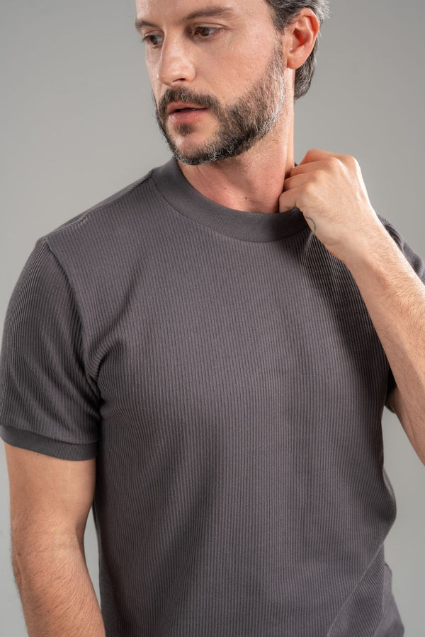 Camiseta Rich Textura Gola Média Chumbo - Linha Rich
