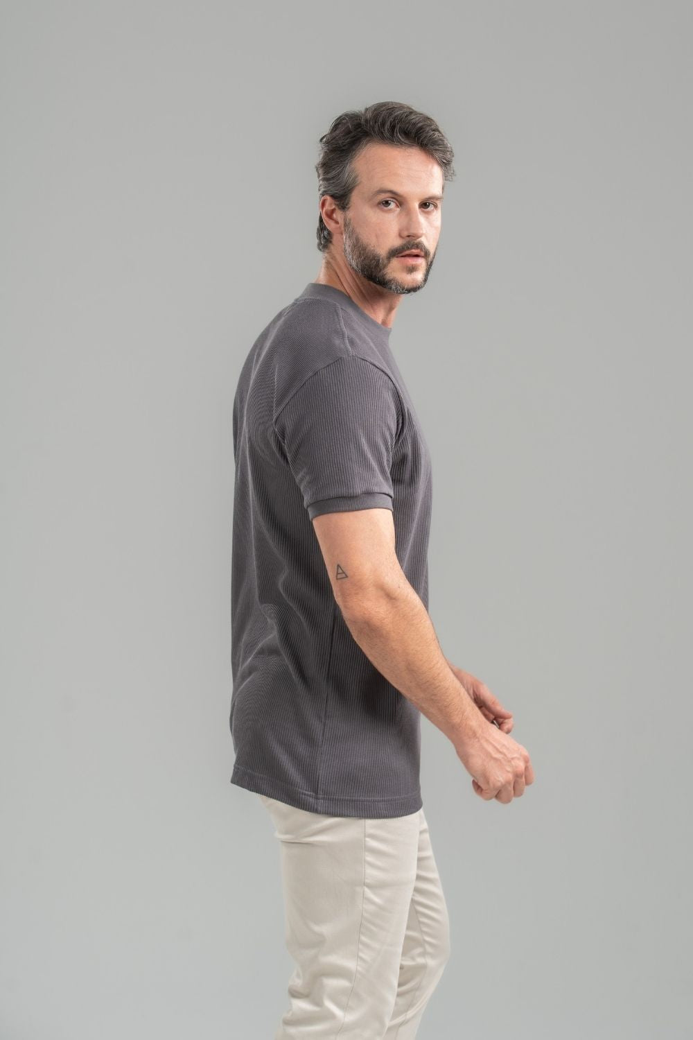 Camiseta Rich Textura Gola Média Chumbo - Linha Rich