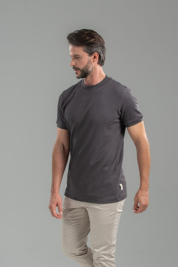 Camiseta Rich Textura Gola Média Chumbo - Linha Rich
