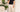 Looks masculinos com roupas na cor creme