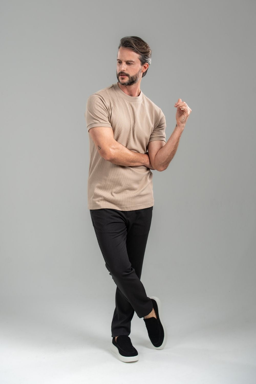 Camiseta Rich Textura Gola Média Marrom Claro - Linha Rich