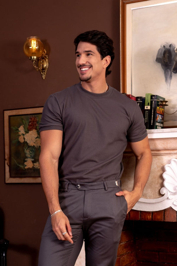 Camiseta Rich Textura Gola Média Chumbo - Linha Rich