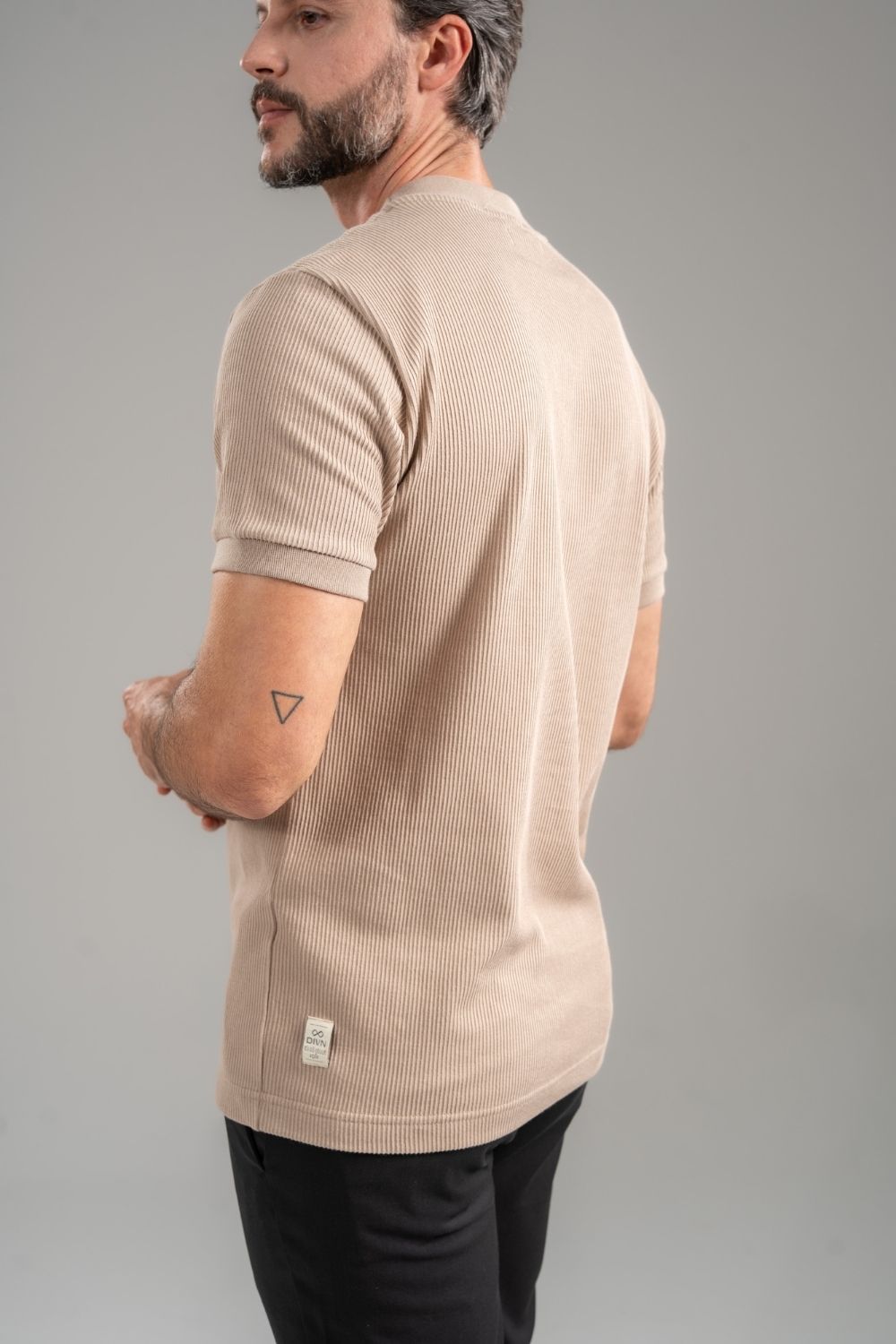 Camiseta Rich Textura Gola Média Marrom Claro - Linha Rich