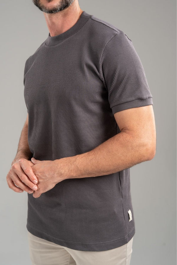 Camiseta Rich Textura Gola Média Chumbo - Linha Rich