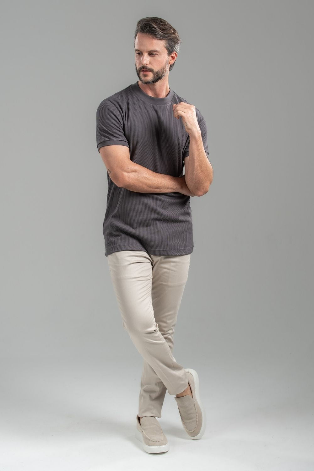 Camiseta Rich Textura Gola Média Chumbo - Linha Rich