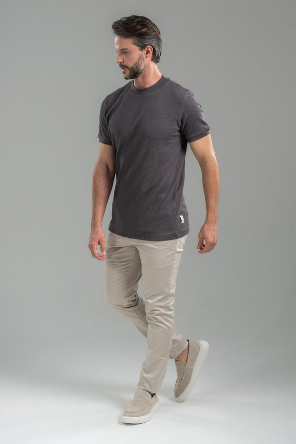 Camiseta Rich Textura Gola Média Chumbo - Linha Rich